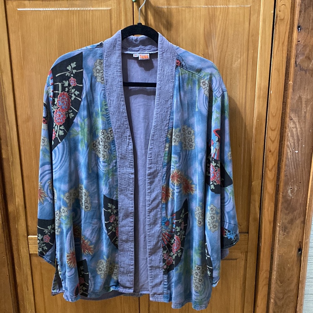 Tianello tencel & rayon kimono in an overdyed Asian inspired print. Gorgeous!